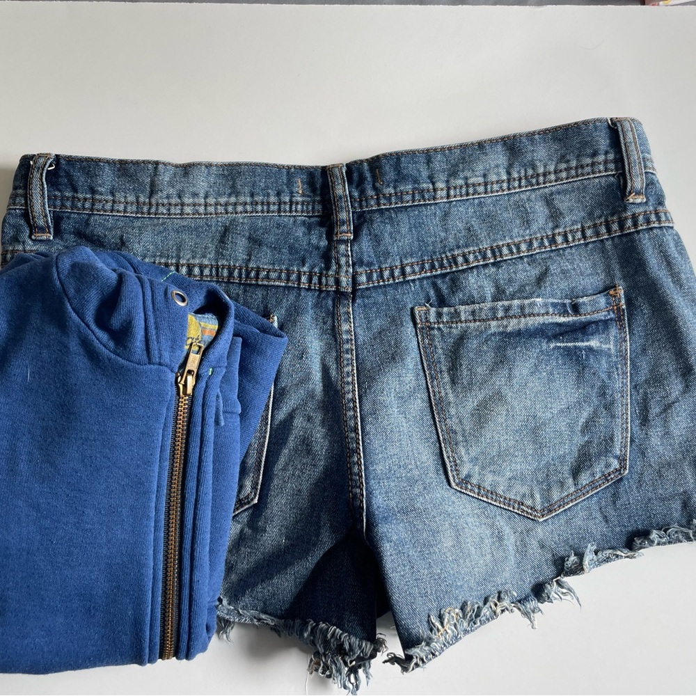 Free People cutoff Jean Shorts Light Wash Distressed Size 29 61855-1651 - Picture 6 of 6